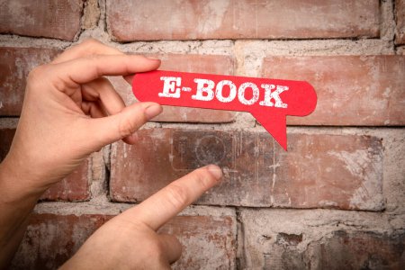 Téléchargez les photos : E-Book. Bulle rouge avec texte sur fond de brique rouge. - en image libre de droit