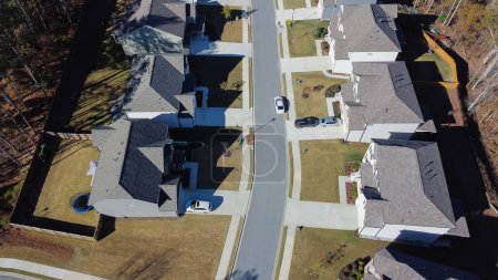 Téléchargez les photos : Vue aérienne des maisons de deux étages avec grande cour arrière dans un quartier résidentiel haut de gamme près d'Atlanta, Géorgie, États-Unis. Nouveau développement lotissement suburbain bien rogné jardin pelouse paysage - en image libre de droit