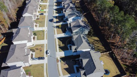 Téléchargez les photos : Vue aérienne des maisons de deux étages avec grande cour arrière dans un quartier résidentiel haut de gamme près d'Atlanta, Géorgie, États-Unis. Nouveau développement lotissement suburbain bien rogné jardin pelouse paysage - en image libre de droit