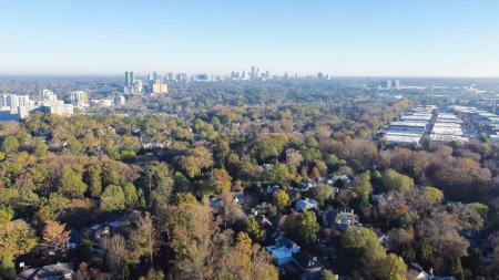 Foto de Vista aérea exuberante barrio verde Brookwood Hills con calles arboladas, casas residenciales y rascacielos de Atlanta centro en el fondo. Sur de Peachtree Hills en Buckhead exuberante área verde - Imagen libre de derechos