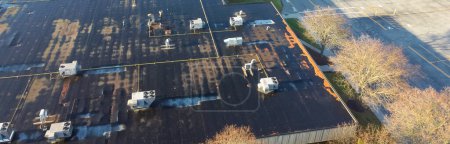 Foto de Panorama rooftop units HVAC system provide heating, cooling, and ventilation at large commercial building in Pittsford, New York, US. Aerial installation of Variable Refrigerant Volume and Flow system - Imagen libre de derechos