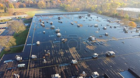 Foto de Rooftop units HVAC system provide heating, cooling, and ventilation at large commercial building in Pittsford, New York, USA. Aerial view installation of Variable Refrigerant Volume and Flow system - Imagen libre de derechos