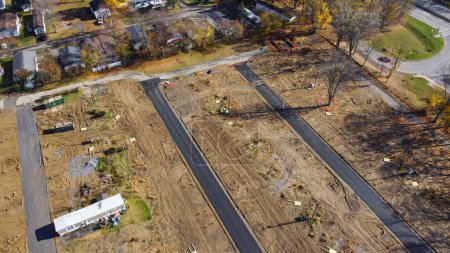 Foto de Aerial view construction site of mobile trailer park near complete manufactured houses colorful fall foliage in Rochester, New York. Infrastructure onsite of concrete slab on grade foundation support - Imagen libre de derechos