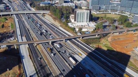 Téléchargez les photos : Skytrain, contournement surélevé, trafic achalandé sur l'autoroute I-285 (le périmètre), grand chantier de construction dans le centre-ville d'Atlanta, Géorgie, États-Unis. Aménagements polyvalents en urbanisation Dunwoody - en image libre de droit