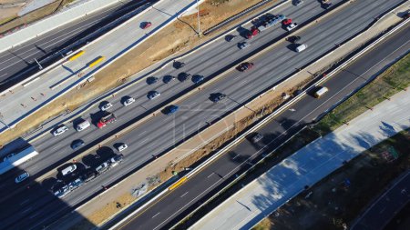 Téléchargez les photos : Busy traffic along Highway I-285 (the Perimeter) with under construction service road, bypass near Ashford Dunwoody in midtown Atlanta, Georgia, USA. Aerial view modern multiple lanes infrastructure - en image libre de droit