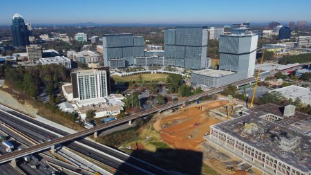 Téléchargez les photos : Grands chantiers de construction d'immeubles de bureaux et d'autoroutes le long de l'Interstate 285 (le Périmètre) et de la route Ashford Dunwoody dans le centre-ville d'Atlanta, Géorgie, États-Unis. Vue aérienne skylines, trafic achalandé - en image libre de droit