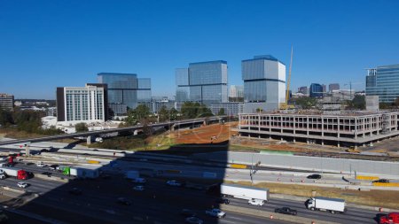 Téléchargez les photos : Grands chantiers de construction d'immeubles de bureaux et d'autoroutes le long de l'Interstate 285 (le Périmètre) et de la route Ashford Dunwoody dans le centre-ville d'Atlanta, Géorgie, États-Unis. Vue aérienne skylines, trafic achalandé - en image libre de droit