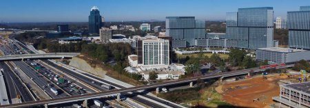 Téléchargez les photos : Panorama aérien Skytrain ferroviaire, contournement surélevé, trafic achalandé sur l'autoroute I-285 (le Périmètre), grand chantier de construction centre-ville Atlanta, Géorgie, États-Unis. Aménagements à usage mixte en urbanisation Dunwoody - en image libre de droit