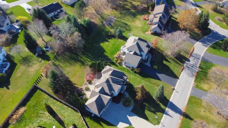 Téléchargez les photos : Maisons de banlieue de deux étages avec cour herbeuse et bien garnie, feuilles d'automne colorées dans le lotissement à faible densité Rochester, nord de l'État de New York, États-Unis. Vue aérienne quartier résidentiel haut de gamme - en image libre de droit