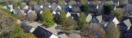Téléchargez les photos : Panorama haute densité de nouveau développement de deux étages maison unifamiliale quartier de banlieue avec des toits en bardeaux, grande cour arrière et garage avant près d'Atlanta, Géorgie, États-Unis. Communauté aérienne haut de gamme - en image libre de droit