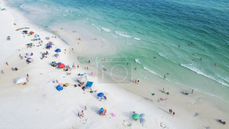 Foto de Coloridas sillas de playa, sombrillas y personas nadando, relajantes relajados, experiencia menos concurrida a lo largo de playas de arena blanca, agua turquesa, hermosa sombra de azul Santa Rosa, Florida, EE.UU. Antena - Imagen libre de derechos