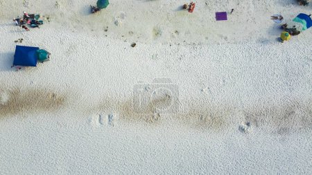 Téléchargez les photos : Vue aérienne de quatre-vingts degrés rivage sablonneux brillamment blanc le long de miles de plages intactes à Santa Rosa, comté de Walton, Floride, États-Unis. Côte d'Emeraude avec une expérience de plage paisible et moins fréquentée - en image libre de droit