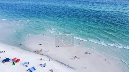Téléchargez les photos : Chaises de plage colorées, parasols et baignades, détente décontractée, expérience moins fréquentée le long des plages de sable blanc, eau turquoise, magnifique nuance de bleu Santa Rosa, Floride, États-Unis. Aérien - en image libre de droit