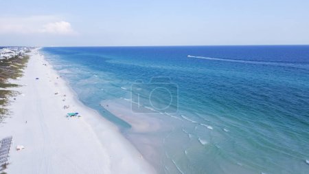 Téléchargez les photos : Des kilomètres de plages intactes de sable blanc brillant, une eau turquoise cristalline avec une magnifique nuance de bleu le long du quartier résidentiel haut de gamme en bord de mer à Santa Rosa, Floride, États-Unis. Vue aérienne - en image libre de droit