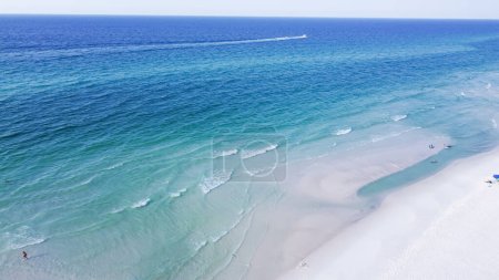 Luftaufnahme strahlend weißer Sandstrand mit kristallklarem türkisfarbenem Wasser und herrlichem Schatten blauer Wellen entlang kilometerlanger unberührter Strände Santa Rosa, Walton County, Florida, USA. Smaragdküste