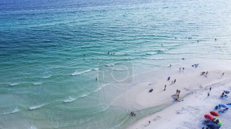 Téléchargez les photos : Superbe nuance d'eau turquoise bleue et cristalline de la plage de Santa Rosa, rivage sablonneux blanc brillant avec des gens nageant, ambiance relaxante et décontractée charmant comté de Walton, Floride, États-Unis. Aérien - en image libre de droit