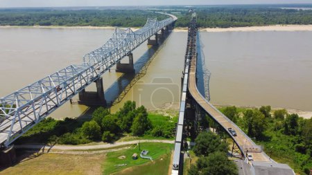 Téléchargez les photos : Old Vicksburg Bridge ou Mississippi River Bridge avec un train de marchandises traversant la rivière à fermes entièrement en acier, un pont en porte-à-faux transportant une ligne ferroviaire traversant le fleuve Mississippi, États-Unis. Vue aérienne - en image libre de droit