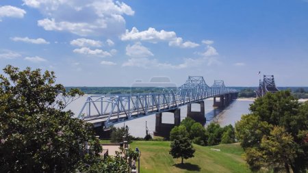 Téléchargez les photos : Vue aérienne Pont de Vicksburg pont en porte-à-faux transportant l'Interstate 20 et la Route 80 des États-Unis à travers le fleuve Mississippi entre Delta, Louisiane et Vicksburg, Mississippi, États-Unis. Ciel bleu nuage ensoleillé - en image libre de droit
