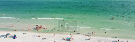 Téléchargez les photos : Panorama vue aérienne Plages Destin avec parasol bondé, baignade relaxante sur des plages de sable blanc sucre, eau turquoise, magnifiques vagues bleues à South Walton, Floride, États-Unis. ensoleillé - en image libre de droit