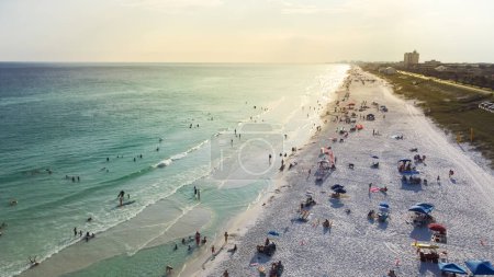 Téléchargez les photos : À l'ouest de Miramar Beach dans le sud de Walton, en Floride Destin avec des kilomètres de plages de sable blanc-sucre, eau turquoise, magnifiques vagues bleues ombragées et les gens couronnés détente, natation, décontracté. Vue aérienne - en image libre de droit