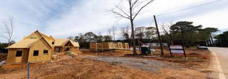 Téléchargez les photos : Panorama nouvelle maison de développement OSB Oriented Strand Board contreplaqué gainage toiture, poutre poteau ossature bois en construction banlieue Atlanta, Géorgie, États-Unis. Bâtiment résidentiel américain de banlieue - en image libre de droit