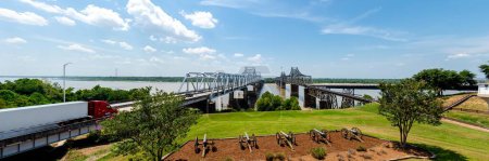 Téléchargez les photos : Panorama rangée de canons affichent sur le champ de bataille historique de Vicksburg surplombant deux vieux ponts nouveaux à travers le fleuve Mississippi, artillerie pendant le siège de la guerre civile, Mississippi, États-Unis. Interstate 20, États-Unis 80 - en image libre de droit