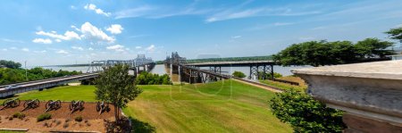 Téléchargez les photos : Panorama rangée de canons affichent sur le champ de bataille historique de Vicksburg surplombant deux vieux ponts nouveaux à travers le fleuve Mississippi, artillerie pendant le siège de la guerre civile, Mississippi, États-Unis. Interstate 20, États-Unis 80 - en image libre de droit