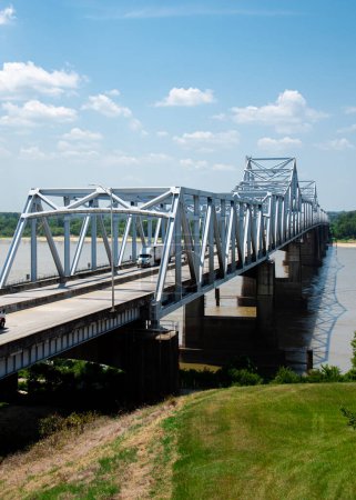 Téléchargez les photos : New Vicksburg Bridge, pont en porte-à-faux transportant l'Interstate 20 et la U.S. Route 80 à travers le fleuve Mississippi entre Delta, Louisiane et Vicksburg, Mississippi, États-Unis. Été avec ciel bleu nuage ensoleillé - en image libre de droit