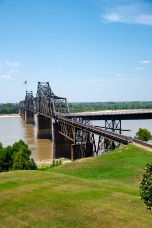 Téléchargez les photos : Old Vicksburg Bridge, pont en porte-à-faux transportant l'Interstate 20 et la U.S. Route 80 à travers le fleuve Mississippi entre Delta, Louisiane et Vicksburg, Mississippi, États-Unis. Été avec ciel bleu nuage ensoleillé - en image libre de droit