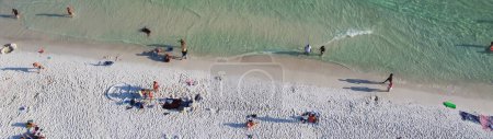 Téléchargez les photos : Panorama diverses personnes couronnées nageant, se détendre sur le littoral sablonneux blanc sucre, eau turquoise, plage de South Walton, Destin, Floride, États-Unis, tentes colorées, verrière, chaises longues. Destination de voyage - en image libre de droit