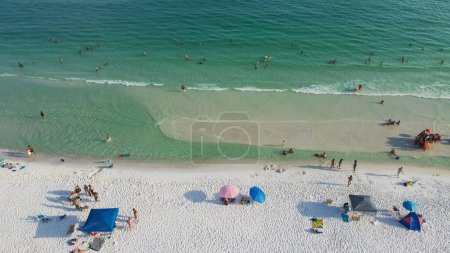 Téléchargez les photos : Plage de sable blanc sucré Rivages du golfe avec beaucoup de monde nageant, se détendre dans des tentes colorées, baldaquin, chaise longue, eau turquoise, plage de South Walton, Destin, Floride. Destination de voyage - en image libre de droit