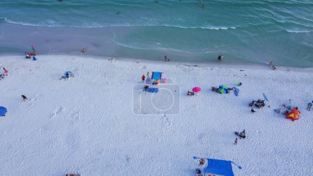 Téléchargez les photos : Tentes colorées, chaises longues de plage, verrière et foule de personnes nageant, se relaxant, marchant le long du rivage sablonneux blanc avec de l'eau turquoise, plage de South Walton, Destin, Floride. Destination de voyage - en image libre de droit