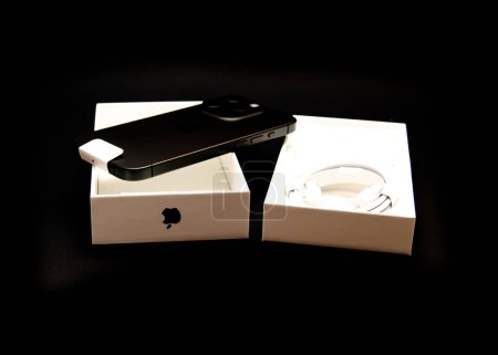 Téléchargez les photos : DALLAS, TX, US-OCT 28, 2023 : tout nouveau fond arrière isolé en titane noir iPhone 15 Pro, le premier iPhone dispose d'un design en titane aérospatial, les premiers modèles avec connecteur USB C - en image libre de droit