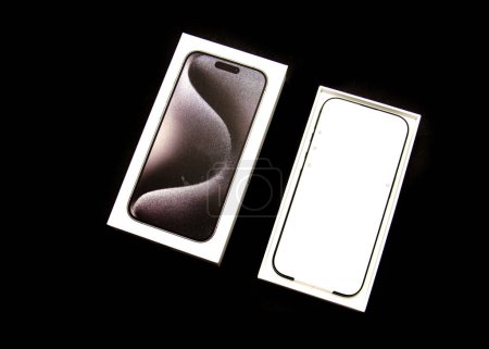 Foto de DALLAS, TX, US-OCT 28, 2023: Nuevo iPhone 15 Pro Black Titanium acabado fondo aislado, el primer iPhone cuenta con un diseño de titanio aeroespacial degradado, los primeros modelos con conector USB C - Imagen libre de derechos
