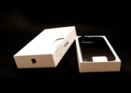 Foto de DALLAS, TX, US-OCT 28, 2023: Sistema de cámara Pro detrás del nuevo iPhone 15 Pro Black Titanium aislado fondo trasero, 48 MP principal, estabilización de imagen óptica, captura fotos de superalta resolución - Imagen libre de derechos
