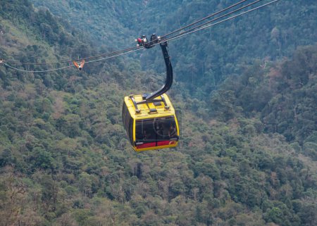 Foto de Teleférico de primer plano con exuberante fondo verde Hoang Lien Son Range Forest, vista impresionante a la famosa cima de la montaña Fansipan y montañas imponentes, hasta 35 personas cada cabaña. Viajes en Indochina - Imagen libre de derechos
