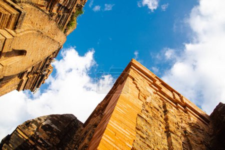 Téléchargez les photos : Vue vers le haut de la tour nord ou Thap Chinh et de la tour centrale ou Thap Nam de Ponagar Cham Tours avec toit pyramidal en terrasses, construit en partie en briques recyclées, vénération active par Cham. Nha Trang, VN - en image libre de droit