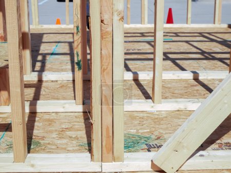Téléchargez les photos : Maison mobile nouvelle construction Orienté Strand Board OSB sous-plancher, cadre mural intérieur avec parking en béton arrière-plan extérieur, poteaux de charpente en bois poutres goujons, feuilles solives de couverture, Texas. États-Unis - en image libre de droit