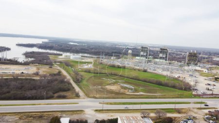 Foto de Lake Arlington y tres centrales eléctricas con más de mil megavatios de instalaciones de generación de gas natural en Fort Worth, Texas, generan electricidad mediante la quema de combustible gaseoso, Estados Unidos. Antena - Imagen libre de derechos