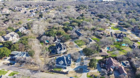 Foto de Barrio suburbano caro, vista aérea área de vivienda de baja densidad pequeño número de lujo casa de dos pisos con entrada circular, piscina, patio trasero grande, expansión de la subdivisión Dallas, TX. Estados Unidos - Imagen libre de derechos