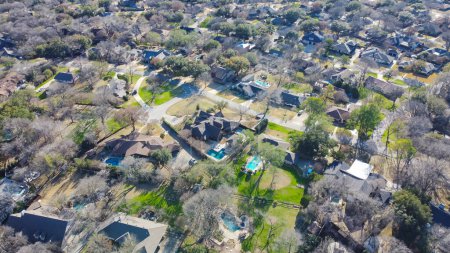 Foto de Barrio suburbano caro, vista aérea área de vivienda de baja densidad pequeño número de lujo casa de dos pisos con entrada circular, piscina, patio trasero grande, expansión de la subdivisión Dallas, TX. Estados Unidos - Imagen libre de derechos