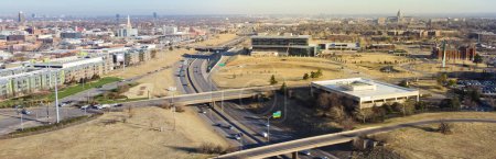 Téléchargez les photos : Panorama vue aérienne Innovation District niché dans le nord-est prospère Oklahoma City englobe 1,3 miles carrés couvrant, le long de Centennial Expressway ou I-235 Central Highway Overpass, OK. États-Unis - en image libre de droit