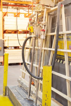 Integriertes Staubsaugerrohr der vertikalen Plattensäge in der Nähe des Baumarktes in Dallas, Texas, industrielle Sperrholzschneidemaschine, Rollenlager-Systeme. USA