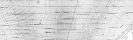 Panorama modernes Stahldeckenlager mit Dachbalkenleuchten, an der Decke montiertem drahtlosen Router, Perimeter-Schiene, die entsprechenden Membranklicks in, geräumige Pavillon-Ausstellungen, Frisco, Texas. USA