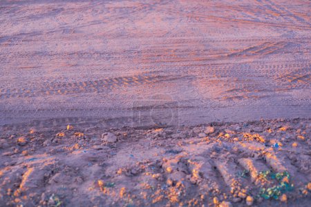 Travaux préparatoires avec des traces de pneus de camion lourd sur le chantier de construction pendant le coucher du soleil, préparer les fondations du sol, fond industriel de haute qualité, Oklahoma. États-Unis