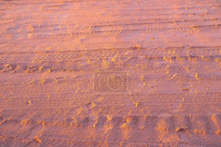 Erdarbeiten mit schweren LKW-Reifenprofil Spuren auf der Baustelle während des Sonnenuntergangs, bereiten den Boden Fundamente, hochwertige industrielle Hintergrund, Oklahoma. USA