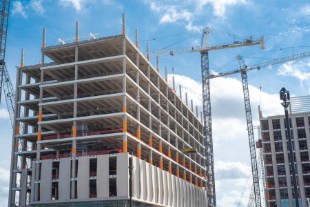 Doppelkräne auf Betonbaustelle, Hochhaushotels, Bürogebäude, Wolkenkratzerbau mit Betonfertigteilwand in der Innenstadt von Irving, Texas, Gewerbeimmobilien. USA