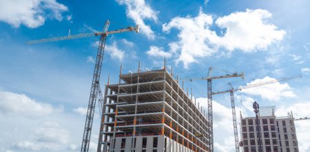 Panoramablick Betonbau und Arbeitskran im Bau, Hochhaushotels, Bürogebäude, Wolkenkratzerbau mit Betonfertigteilwand in Irving, Texas, Gewerbeimmobilien. USA
