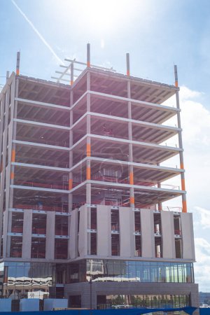 Fertiges Erdgeschoss und Hauptfoyer mit Glaswand von Hochhaushotels, im Bau befindliches Bürogebäude, Stahlkonstruktion, Betonfertigteilwand in Irving, Texas, Gewerbeimmobilien. USA