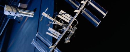 Téléchargez les photos : Modèle de la Station spatiale internationale Panorama structure de treillis intégrée, système d'entretien, plate-forme d'arrimage externe, panneaux solaires, lancement de la navette, orbite terrestre, suspendu au musée du plafond de la galaxie. États-Unis - en image libre de droit